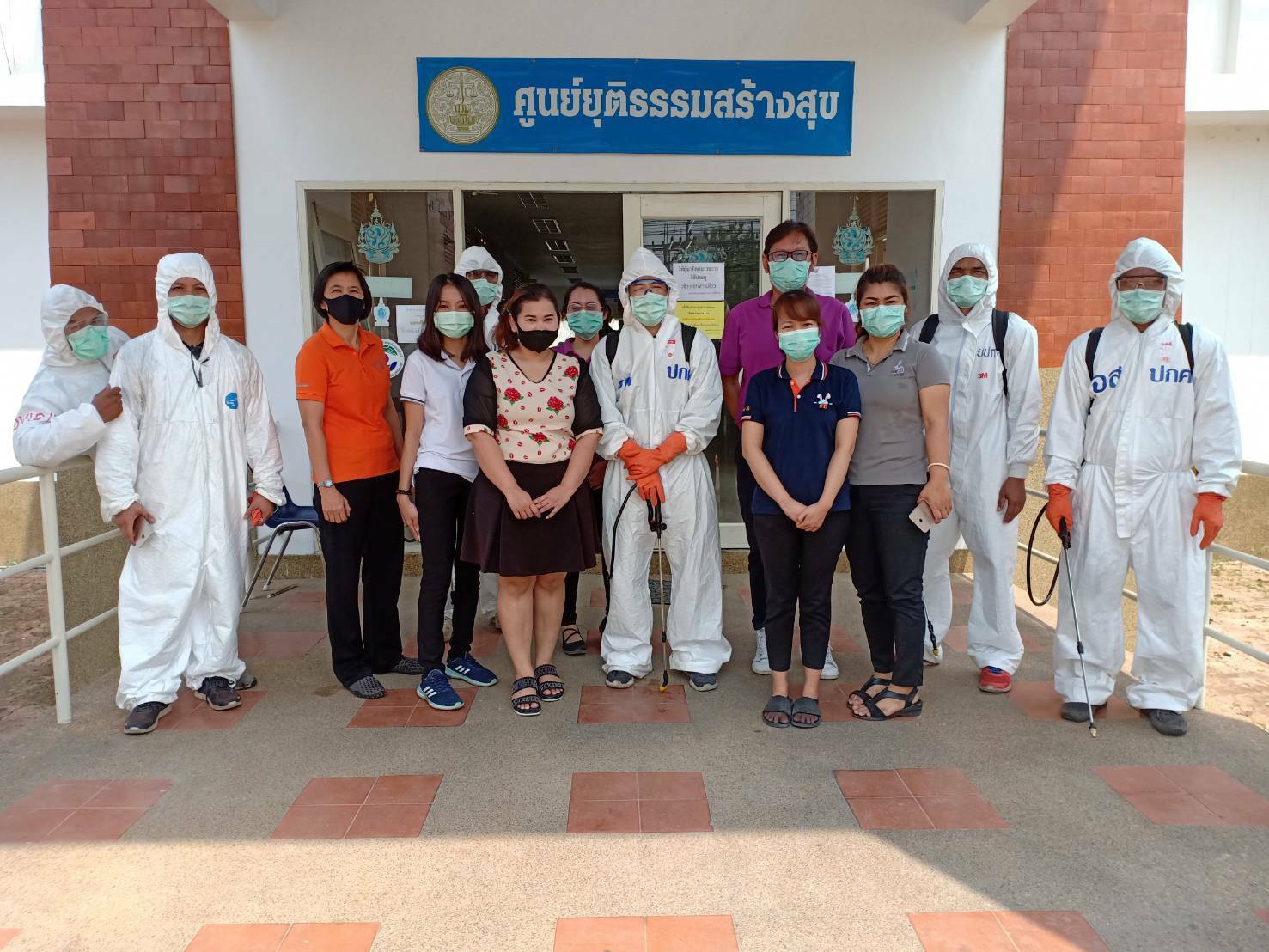 ﻿สำนักงานบังคับคดีจังหวัดกาญจนบุรี ได้ดำเนินการฉีดพ่นน้ำยาฆ่าเชื้อโรคเพื่อป้องกันการแพร่ระบาดของโรคติดเชื้อไวรัสโคโรนา 2019 (Coronavirus Disease 2019 : COVID-19)